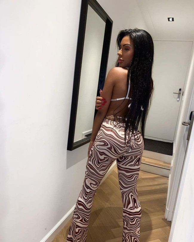 Ana pun memiliki cita-cita baru. Selain ingin punya tubuh  termahal, wanita asal Spanyol tersebut juga mengidamkan bokong paling simetris alias paling sempurna di Instagam. Foto: Instagram @carolekker