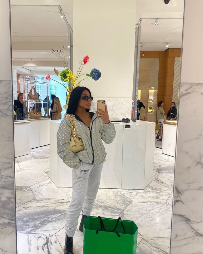  Ia juga semakin percaya diri untuk menunjukkan lekuk tubuh dan selfie kepada para follower.  Foto: Instagram @carolekker