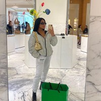  Ia juga semakin percaya diri untuk menunjukkan lekuk tubuh dan selfie kepada para follower.  Foto: Instagram @carolekker