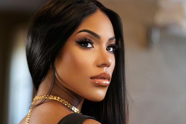 Ana Carolina Lekker jadi perbincangan karena obsesinya punya tubuh sempurna. Wanita yang seorang selebgram dan makeup artist itu dilaporkan sudah menghabiskan uang senilai rumah untuk mendapatkan penampilan yang diinginkan. Foto: Instagram @carolekker