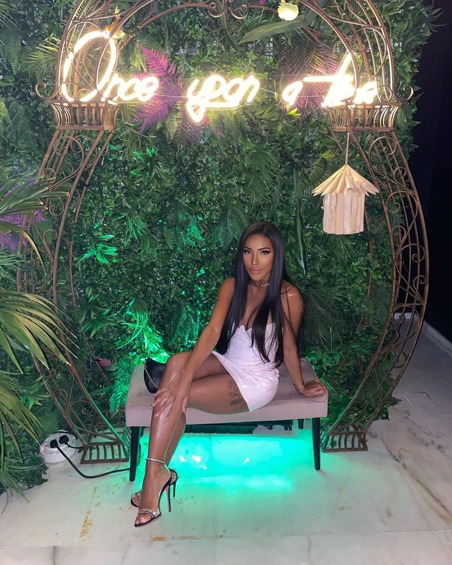 Saat banyak orang terdampak ekonomi ketika pandemi Corona, Ana malah menghabiskan banyak uang untuk penampilannnya. Bukan hanya pakai skincare, dalam beberapa tahun belakangan ia tengah berusaha mewujudkan impiannya punya tubuh paling mahal di Instagram dengan operasi plastik.  Foto: Instagram @carolekker