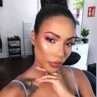  Di Instagram, wanita tersebut tidak ragu untuk menunjukkan proses atau luka operasi plastiknya. Foto: Instagram @carolekker