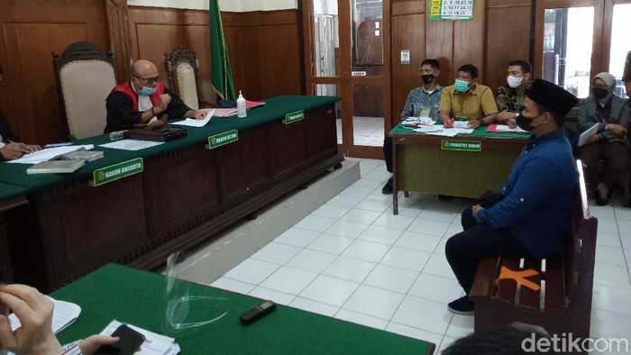Sidang anak kiai di Jombang, MSAT yang menggugat Kapolda Jatim kembali digelar. Kali ini, sidang digelar dengan agenda pemeriksaan sejumlah saksi.