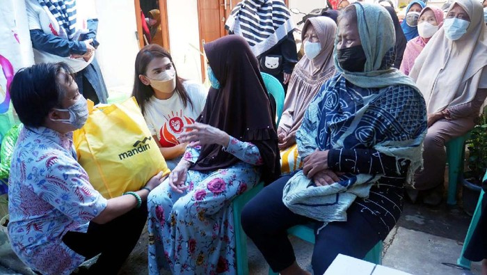 Sejumlah ibu-ibu di Jakarta yang terdampak pandemi COVID-19 menerima bantuan sembako. Bantuan ini diberikan dalam rangka memperingati Hari Ibu.