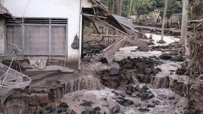 Kementerian Pariwisata dan Ekonomi Kreatif/Badan Pariwisata dan Ekonomi Kreatif menyalurkan bantuan untuk para korban bencana alam erupsi Gunung Semeru di Lumajang, Jawa Timur. Bantuan tersebut diberikan melalui Gerakan Bersama (GEBER) Parekraf Peduli.