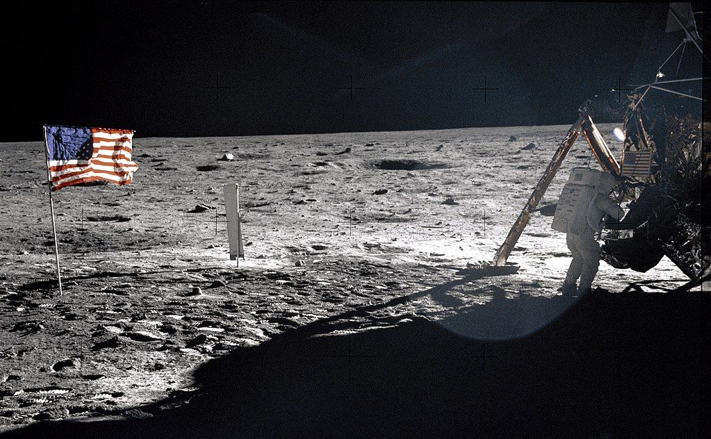 Bendera Amerika dan Neil Armstrong di Bulan.