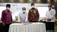 Direktur Utama BP Jamsostek Anggoro Eko Cahyo bersama Ketua Dewan Pengawas Muhammad Zuhri menandatangani Sistem Manajemen Anti Penyuapan (SMAP) yang disaksikan oleh Pimpinan KPK RI Alexander Marwata dan Anggota DJSN Subiyanto di Jakarta, Senin (13/12/2021).