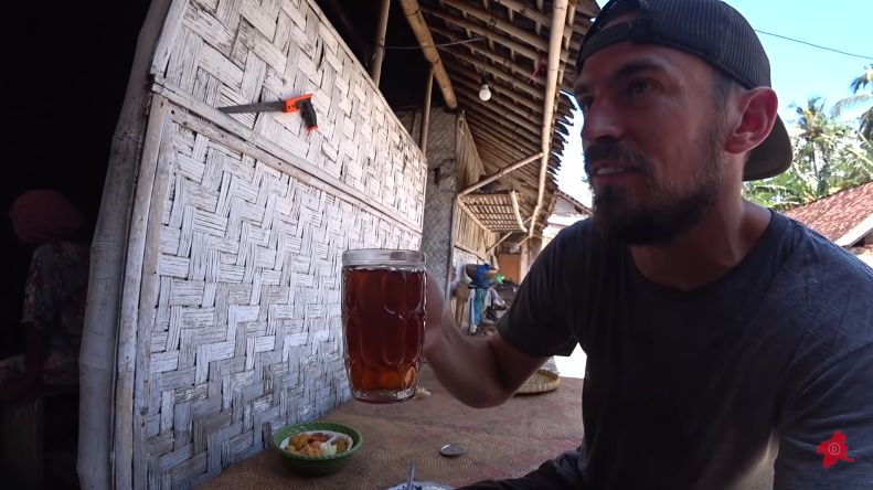 Bule Amerika Tinggal di Rumah Warga Jember, Cicip Sarapan Sayur Bening Bayam