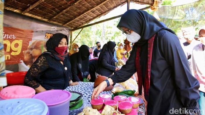 Setelah sempat tidak beroperasi karena pandemi, pasar kreasi rakyat Banyuwangi kembali menggeliat. Seperti di Desa Pendarungan, Kecamatan Kabat, warga membuat Festival Pasar Jenang.