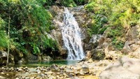 Nama Curug Siklothok sendiri berasal dari bahasa Jawa yang artinya ngelothok atau terkelupas. Dahulu kala, ada warga yang terkena penyakit dan sulit disembuhkan. Akhirnya, sesepuh desa meminta warga tersebut mandi di air terjun itu, sambil berdoa agar penyakitnya ngelothok, dan ternyata dia sembuh. 