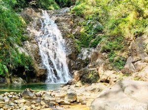 Foto Curug Siklothok, Air Terjun Cantik yang Dipercaya Bisa Sembuhkan Penyakit