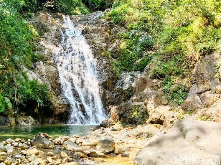 Foto Curug Siklothok, Air Terjun Cantik yang Dipercaya Bisa Sembuhkan Penyakit