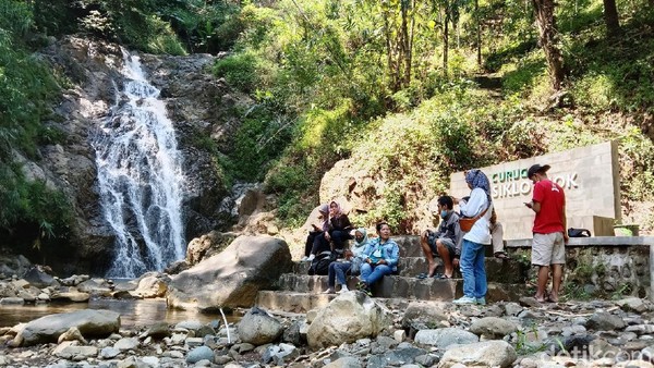 Salah satu pengunjung, Nanda Lestari (26) yang datang bersama teman-temannya mengaku takjub dengan keindahan air terjun Siklothok. Tak henti-hentinya ia mengambil pose dari berbagai sudut untuk berfoto. (