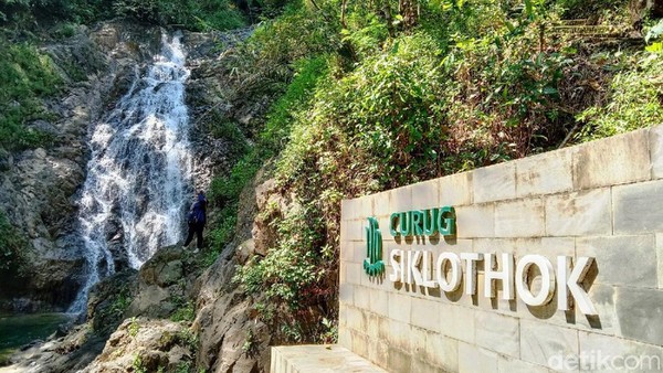 Inilah Curug Siklothok yang dipercaya bisa menyembuhkan penyakit oleh warga setempat. Lokasinya ada di RT 04/RW 03, Dusun Jeketro, Desa Wisata Kaligono, Purworejo. Ketinggian air terjun ini sekitar 30 meter. 