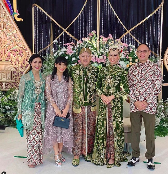 Saat resepsi, Danang dan Hemas memakai tema adat Jawa. Hemas memakai riasan pengantin Paes Ageng Kanigaran warna hijau tua dengan kerah leher tertutup. Foto: Instagram