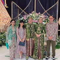 Saat resepsi, Danang dan Hemas memakai tema adat Jawa. Hemas memakai riasan pengantin Paes Ageng Kanigaran warna hijau tua dengan kerah leher tertutup. Foto: Instagram