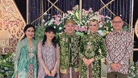 Iis Dahlia pun hadir di pernikahan itu. Foto: Instagram