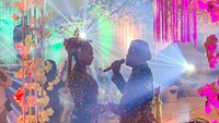Saat Danang bernyanyi di acara pernikahannya sendiri. Foto: Instagram