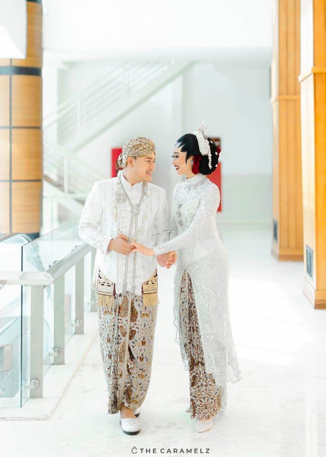 Danang DA mempersembahkan mahar yang cukup fantastis pada istrinya dokter yang biasanya praktek di RSUP Dr. Sardjito itu. Mahar kita tuh lebih ke 12.12 yang lebih ke karena logam mulia, artinya ya logam murni. (Terus jumlahnya) 12 gram, 12 gram, dan 2021 yang kita wujudkan jadi USD, jelas Danang DA dilansir dari Insertlive. Danang DA memberikan mahar 24 gram logam mulia dan USD 2021. Danang DA menilai itu adalah mahar sederhana yang dipersembahkan untuk sang istri, Hemas Nura. Foto: Instagram