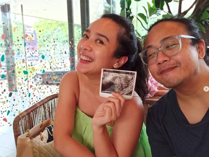 Dea Ananda hamil anak pertama.