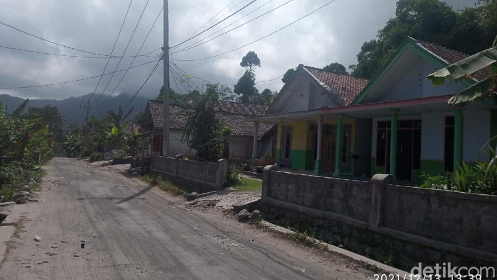 Termasuk di Desa Sumberwuluh, Kecamatan Candipuro. Desa ini merupakan wilayah yang terdampak erupsi Gunung Semeru,Sabtu (4/12).