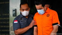 Bobby Joseph tertunduk malu saat dihadirkan sebelum jumpa pers kasus narkoba di Polres Tangsel, Serpong, Tangerang Selatan, Banten, Senin (13/12/2021).