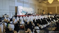 Saat Mayang dan Chika tampil terlihat para tamu bertepuk tangan. Mayang dan Chika pun dijuluki biduan tahlian di media sosial karena aksinya itu. Foto: Febriyantino Nur Pratama/detikHOT