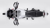 Secara dimensi Ducati Desert X ini tergolong gambot. Desert X ini punya berat isi 223 kilogram dan tinggi jok 875 mm. Sedangkan untuk tangki bensinnya berkapasitas total 21 liter. Menariknya lagi, agar siap dipakai menjelajah ke tempat yang tak terjamah, Ducati menyiapkan aksesoris tangki cadangan berukuran 7,9 liter. Foto: dok. Ducati
