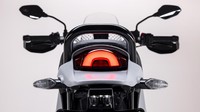 Untuk urusan fiturnya, tentu sebagai Ducati generasi baru, segudang peranti pintar nan canggih sudah disematkan ke Desert X ini. Fitur Ducati Safety Pack seperti Cornering ABS dan Ducati Traction Control hadir menjadi standarnya. Selain itu, Desert X ini juga punya riding modes, power modes, Ducati wheelie control, engine brake control, serta Ducati quick shift up/down. Foto: dok. Ducati