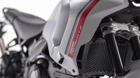Untuk urusan kaki-kakinya, tentu sebagai motor yang harus siap dibawa rally, Ducati membenamkan sok depan dari pabrikan Kayaba. Sok depannya ini model terbalik alias up-side down dengan diameter tabung 46 mm dan jarak travel 230 mm. Sedangkan untuk sok belakang, Ducati mempercayakan sok tunggal dari Kayaba yang dapat diatur tingkatan pre-load dan yang lainnya. Foto: dok. Ducati