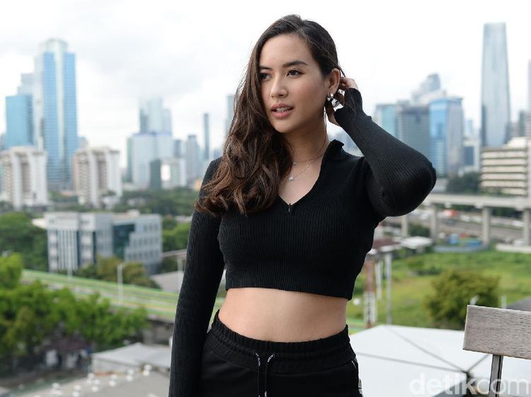 Pesona Elvira Devinamira Pamer Perut
