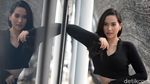 Pesona Elvira Devinamira Pamer Perut