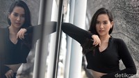 Tak main-main dia memilih cabang lompat rintangan untuk disiplin berkudanya. Foto: Ari Saputra/detikHOT