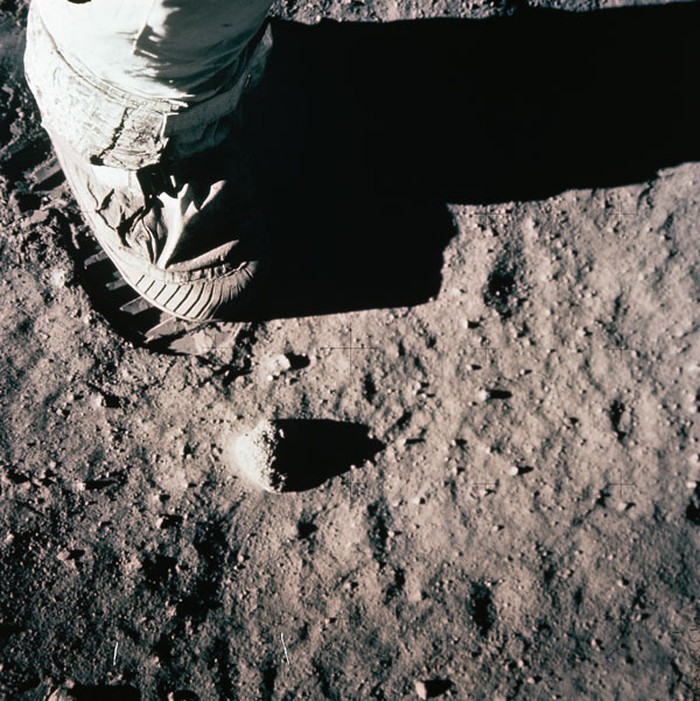 Foto kaki dan jejak kaki Buzz Aldrin oleh Neil Armstrong. Sebagai informasi, ada lebih banyak foto Aldrin ketimbang Armstrong saat misi Apollo ke Bulan.