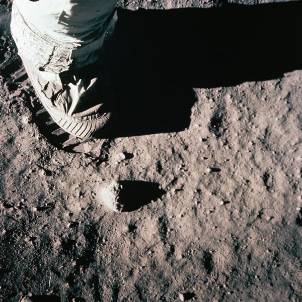 Foto kaki dan jejak kaki Buzz Aldrin oleh Neil Armstrong. Sebagai informasi, ada lebih banyak foto Aldrin ketimbang Armstrong saat misi Apollo ke Bulan.