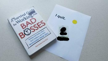 Menggunakan buku. Foto: Boredpanda