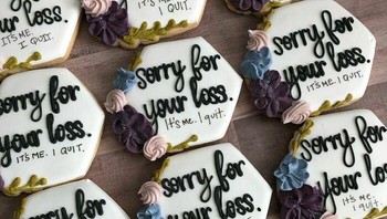 Mengirimkan kue. Foto: Bored Panda