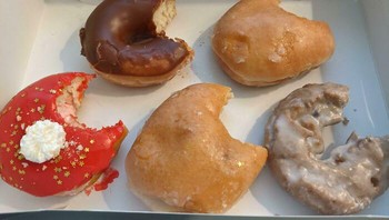 Mungkin netizen ini kesal dengan kantornya sehingga mengirimkan donat yang sudah digigit saat resign. Foto: Bored Panda