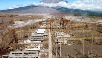 Kampung yang terdampak erupsi Gunung Semeru itu saat ini terpantau sepi ditinggal warganya mengungsi. Bentang alam masih abu-abu akibat abu yag dimuntahkan Semeru.