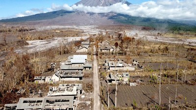 Foto Udara Terkini, Genteng Jebol-Lanskap Kaki Semeru Masih Abu-abu
