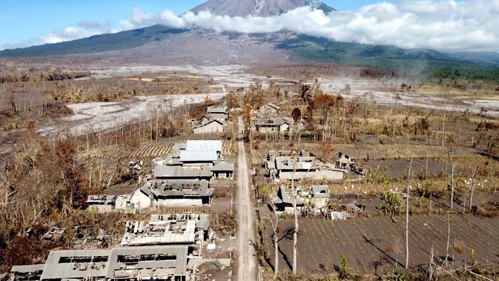 Foto Udara Curah Koboan Usai Erupsi Semeru Desa Curah Koboan, Pronojiwo, Lumajang, ditinggal warganya mengungsi akibat erupsi Semeru. Begini potretnya dari udara.