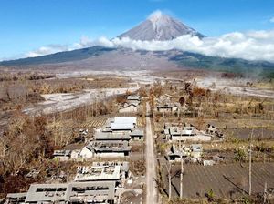 Foto Udara Terkini, Genteng Jebol-Lanskap Kaki Semeru Masih Abu-abu