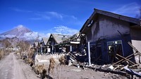 Kondisi rumah warga tampak hancur akibat awan panas guguran Gunung Semeru.