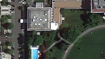 Kantor Oval - Washington, D.C. Meskipun kamu dapat melihat Gedung Putih dengan cukup jelas di Google Maps, namun Kantor Oval tempat presiden AS melakukan pekerjaannya akan berwarna putih. Meskipun tidak dapat melihat Kantor Oval di Google Maps, tetapi kolam renang Gedung Putih dapat terlihat jelas dengan air yang biru. Foto: Google Maps