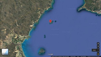 Saat pencarian Pulau Sandy, Australia di Google Maps kamu akan melihat sesuatu yang aneh. Di dekat pulau, yang terletak di lepas pantai timur laut negara itu, gumpalan biru-hijau menutupi tiga pulau. Pulau tersebut pertama kali ditemukan oleh Kapten James Cook pada akhir 1700-an dan terlihat di peta selama 200 tahun sebelum area tersebut mulai blur di Google Maps. Foto: Google Maps