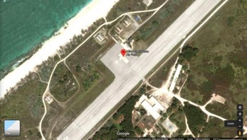 Bandara Minami Torishima, Jepang. Meski tampilan di tidak buram atau berpiksel di Google Maps, namun dominan berwarna putih. Mungkin karena pulau yang terletak di lepas pantai timur Jepang ini digunakan oleh Pasukan Bela Diri Maritim Jepang. Foto: Google Maps