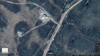 Program HAARP, Alaska. High-Frequency Active Auroral Research Program didanai oleh Angkatan Udara AS, Angkatan Laut, dan Defense Advanced Research Projects Agency (DARPA). Meskipun pengguna dapat melihat bangunannya di Google Maps Alaska, gambarnya terlalu banyak warna putih. Foto: Google Maps