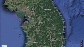 Tidak mau kalah dengan tetangganya di utara, Korea Selatan juga memiliki daerah yang diblur di sepanjang pantai baratnya, di sebelah barat ibu kota Seoul. Foto: Google Maps