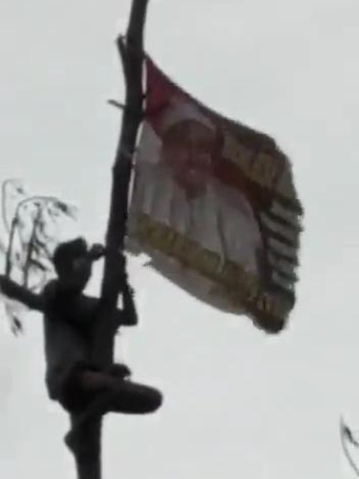 FPI Kibarkan Bendera Habib Rizieq di Semeru