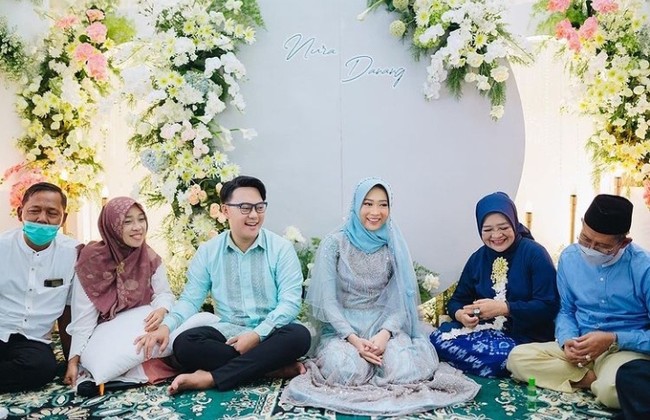 Ketika acara pengajian pra nikah, keduanya kompak mengenakan busana serba biru muda. Hemas memilih gaya hijab yang simpel untuk acara pengajiannya. Hemas memadukan hijab segi empat dengan beads veil. Foto: Instagram/hemasnura